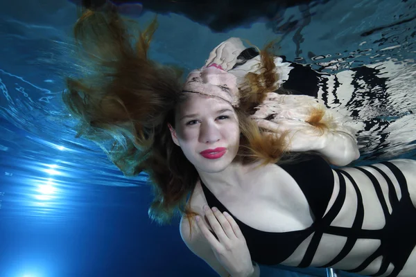 Портрет красивої жінки під водою — стокове фото