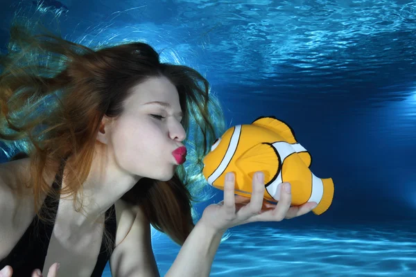 Donna con pesce Nemo — Foto Stock