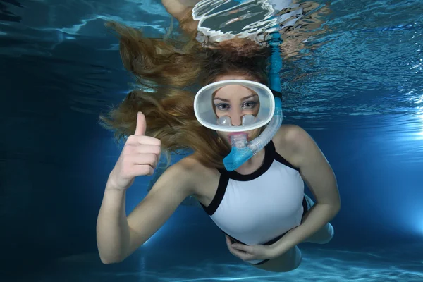 Snorkeler feminino subaquático — Fotografia de Stock