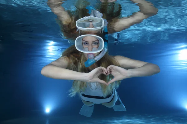 Snorkeler hembra bajo el agua —  Fotos de Stock