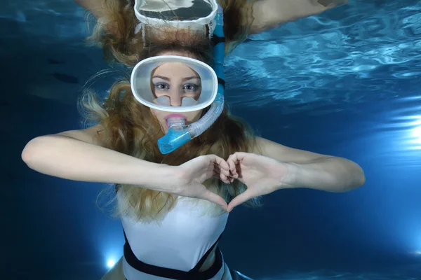 Жіночий snorkeler під водою — стокове фото