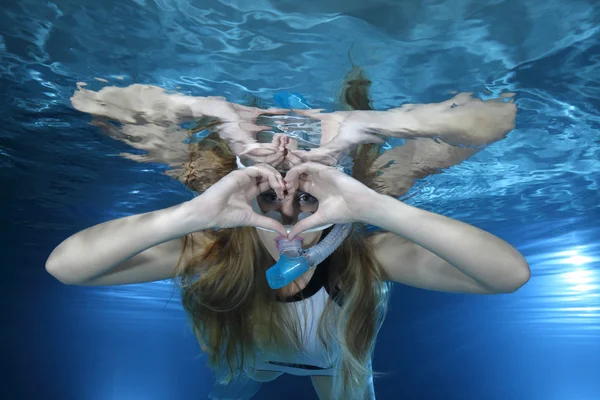 Snorkeler femminile sott'acqua — Foto Stock