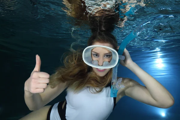 Vrouwelijke snorkelaar onderwater — Stockfoto