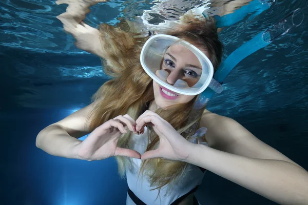 Vrouwelijke snorkelaar onderwater — Stockfoto