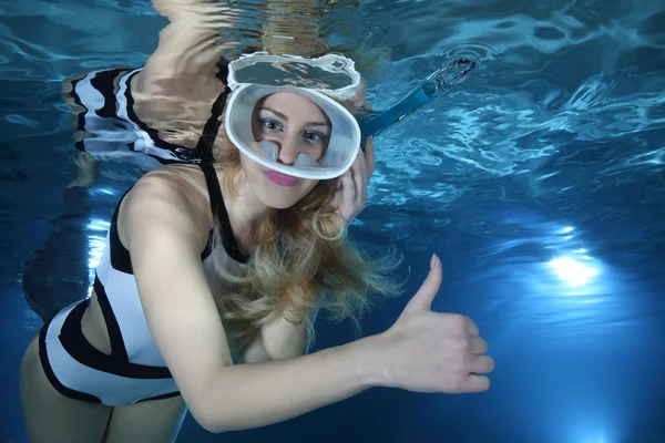 Snorkeler femminile sott'acqua — Foto Stock