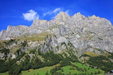 Leukerbad yukarıda Leeshorn dağlar