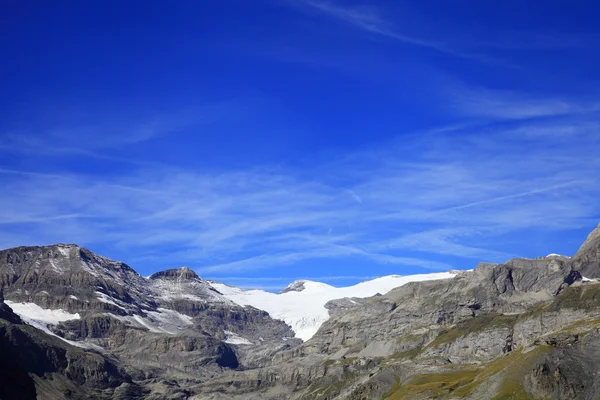 Wildstrubel glacier and alpine hut — Stock Photo, Image