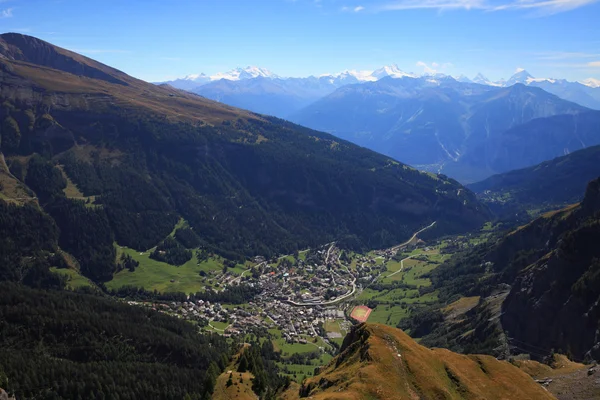 Schweiziska byn i Leukerbad — Stockfoto
