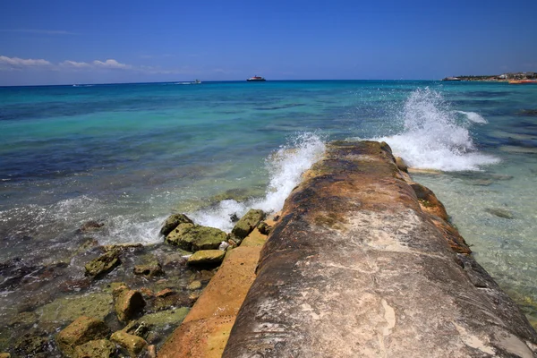 Rompe olas en la costa caribeña —  Fotos de Stock