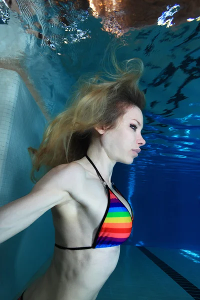 Mujer joven posando bajo el agua — Foto de Stock