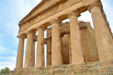 Agrigento 'daki en iyi korunmuş antik Yunan tapınaklarından biri olan 2400 yıllık Concordia Tapınağı, Sicilya' daki Tapınaklar Vadisi.