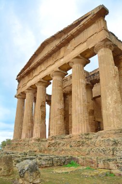 Agrigento 'daki en iyi korunmuş antik Yunan tapınaklarından biri olan 2400 yıllık Concordia Tapınağı, Sicilya' daki Tapınaklar Vadisi.