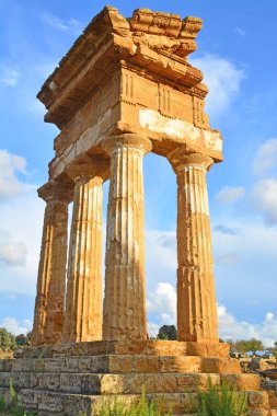 Agrigento, Sicilya 'daki Antik Yunan Castor ve Pollux Tapınağı' nın kalıntıları.