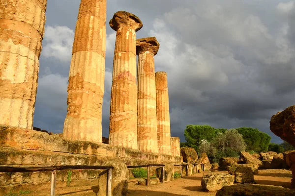 Herkül Tapınağı Dramatik Bir Gökyüzü Altında Tapınaklar Vadisi Agrigento Sicilya — Stok fotoğraf