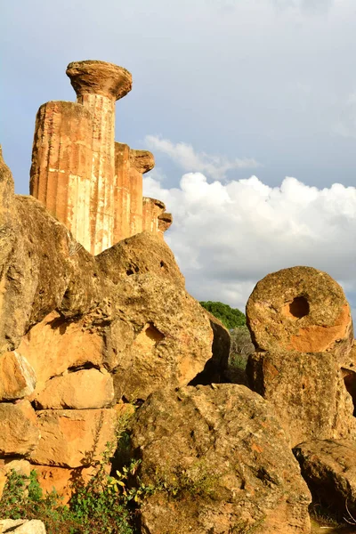 Las Columnas Dóricas Medio Mampostería Caída Del Templo Hércules Valle — Foto de Stock