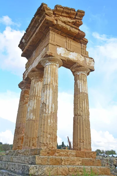 Restos Antigo Templo Grego Castor Pollux Agrigento Sicília — Fotografia de Stock