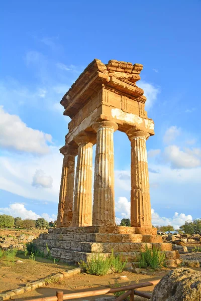 Los Restos Del Antiguo Templo Griego Castor Pollux Agrigento Sicilia —  Fotos de Stock