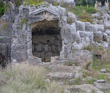 Sicilya, Syracuse 'daki Antik Yunanlıların aşırı gelişmiş Grotticelli Mezarlığı. Arşimet 'in gömülmesi gereken mezar.