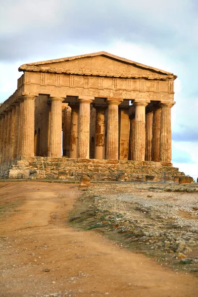 Ścieżka Prowadząca Starożytnej Greckiej Świątyni Konkordii Dolinie Świątyń Acrigento Sycylia — Zdjęcie stockowe