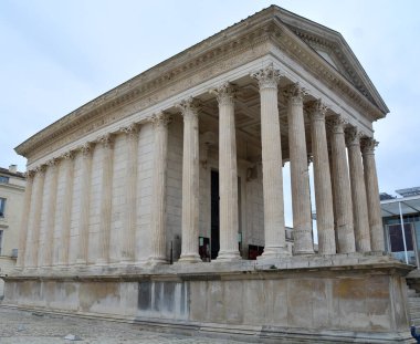 Güney Fransa, Nimes 'in merkezindeki Maison Carree. Bu 2000 yıllık bir Antik Roma Tapınağı. Türünün en iyi korunmuş örneği.