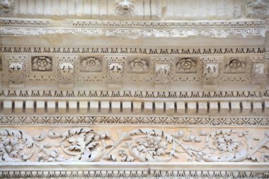 Antik Roma Tapınağı 'nın mimarı. Yumurta, dart ve akanthus süslemeleri.