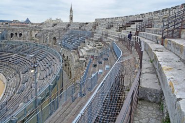 Fransa 'nın güneyindeki Nimes' teki antik bir Roma amfitiyatrosunda koltuklar. Dünyanın en iyi korunmuş amfi tiyatrolarından biri ve hala gösteri ve boğa güreşlerinde kullanılıyor.
