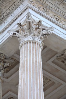 Fransa 'nın Nimes kentindeki Antik Roma Tapınağı' nın köşesindeki Korint Sütununun başkenti