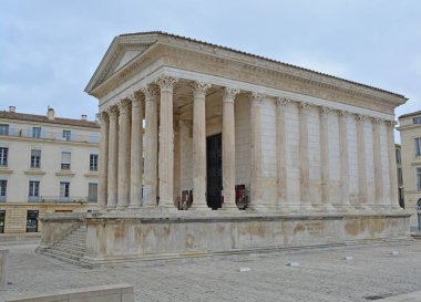 Varoluşun en iyi korunmuş Antik Roma Tapınağı, Nimes, Fransa 'da Maison Carre olarak bilinir.