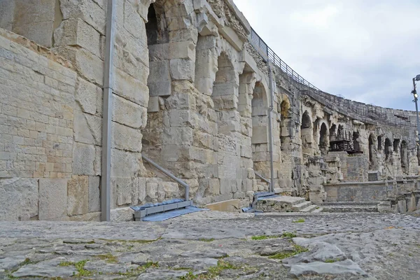 南フランスのニームにある古代ローマ時代の円形劇場の中にあり 高いアーチ型の廊下が座席につながっています 世界で最も保存状態の良い円形劇場の一つ — ストック写真