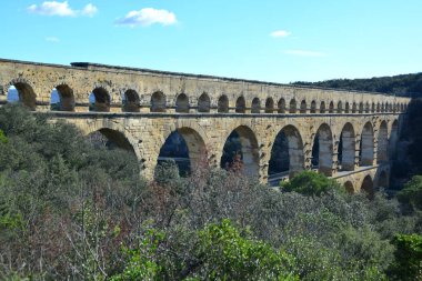 Antik Roma Pont du Gard su kemeri ve viyadük köprüsü, tüm antik Roma köprülerinin en yükseği, Fransa 'nın güneyindeki Nimes' e yakın.