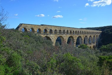 Antik Roma Pont du Gard su kemeri ve viyadük köprüsü, tüm antik Roma köprülerinin en yükseği, Fransa 'nın güneyindeki Nimes' e yakın.