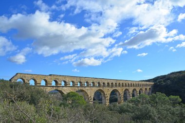 Antik Roma Pont du Gard su kemeri ve viyadük köprüsü, tüm antik Roma köprülerinin en yükseği, Fransa 'nın güneyindeki Nimes' e yakın.