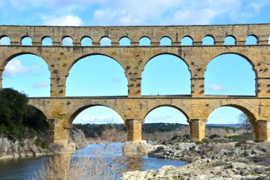 Antik Roma Pont du Gard su kemeri ve viyadük köprüsü, tüm antik Roma köprülerinin en yükseği, Fransa 'nın güneyindeki Nimes' e yakın.