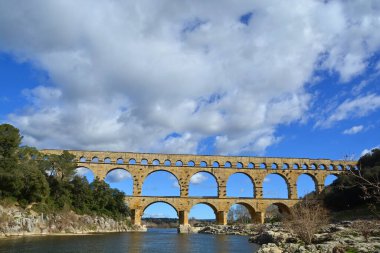 Antik Roma Pont du Gard su kemeri ve Gardon Nehri üzerindeki viyaduct köprüsü, Fransa 'nın güneyindeki Nimes yakınlarındaki antik Roma köprülerinin en yükseği.