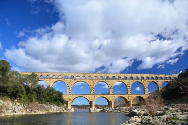 Antik Roma Pont du Gard su kemeri ve Gardon Nehri üzerindeki viyaduct köprüsü, Fransa 'nın güneyindeki Nimes yakınlarındaki antik Roma köprülerinin en yükseği.