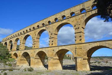 Antik Roma Pont du Gard su kemeri ve Gardon Nehri üzerindeki viyaduct köprüsü, Fransa 'nın güneyindeki Nimes yakınlarındaki antik Roma köprülerinin en yükseği.