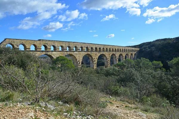 Antik Roma Pont du Gard su kemeri ve viyadük köprüsü, tüm antik Roma köprülerinin en yükseği, Fransa 'nın güneyindeki Nimes' e yakın.