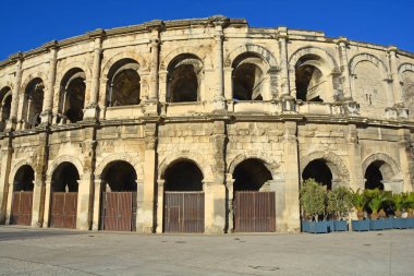 Fransa 'nın güneyindeki Nimes' teki Antik Roma Amfitiyatrosunun dış duvarı. Dünyanın en iyi korunmuş amfitiyatrolarından biri.