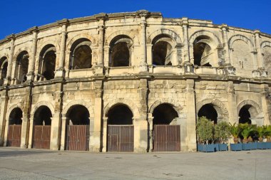 Fransa 'nın güneyindeki Nimes' teki Antik Roma Amfitiyatrosunun dış duvarı. Dünyanın en iyi korunmuş amfitiyatrolarından biri.