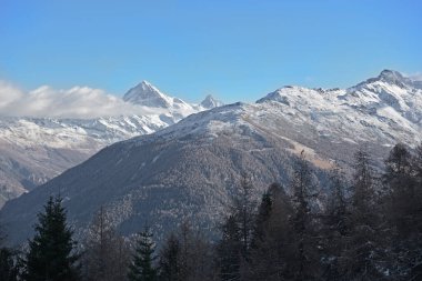 Dent Blanche (l) ve Matterhorn (r) İsviçre Alplerinde mevsimin ilk karı ile