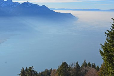 İsviçre 'deki Cenevre Gölü üzerindeki sisin atmosferik görüntüsü.