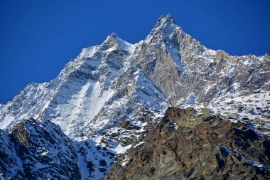 İsviçre Alplerinde Saas Fee 'in üstündeki Dom' a kar ve buz