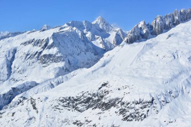 İsviçre 'deki Bernese Alplerindeki Aletsch Buzulu' nun üstündeki Nesthorn. Unesco tarafından korunan bir bölge