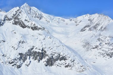 İsviçre 'deki Bernese Alpleri' nde Aletsch Buzulu 'nun üzerindeki kudretli Aletschhorn. Unesco tarafından korunan bir bölge