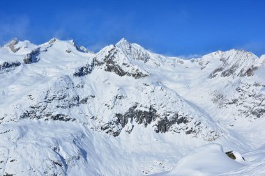 İsviçre 'deki Bernese Alplerinde, Aletsch Buzulu' nun yukarısında, solunda Sattelhorn 'u olan kudretli Aletschhorn. Unesco tarafından korunan bir bölge