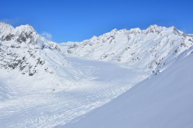 UNESCO, İsviçre 'deki Bernese Alplerinde Aletsch Buzulu' nu listeledi. Avrupa 'nın en uzun buzulu.