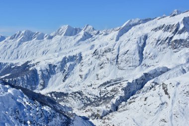 Bernese Alpleri 'ndeki Aletsch Buzulu' nun yukarısındaki Nesthorn, İsviçre 'nin solundaki Belalp kayak merkezi. Unesco tarafından korunan bir bölge