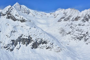 İsviçre 'deki Bernese Alpleri' nde Aletsch Buzulu 'nun üzerindeki kudretli Aletschhorn. Unesco tarafından korunan bir bölge
