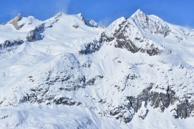 İsviçre 'deki Bernese Alplerinde, Aletsch Buzulu' nun yukarısında, solunda Sattelhorn 'u olan kudretli Aletschhorn. Unesco tarafından korunan bir bölge