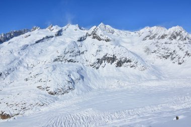 İsviçre 'deki Bernese Alplerinde, Aletsch Buzulu' nun yukarısında, solunda Sattelhorn 'u olan kudretli Aletschhorn. Unesco tarafından korunan bir bölge